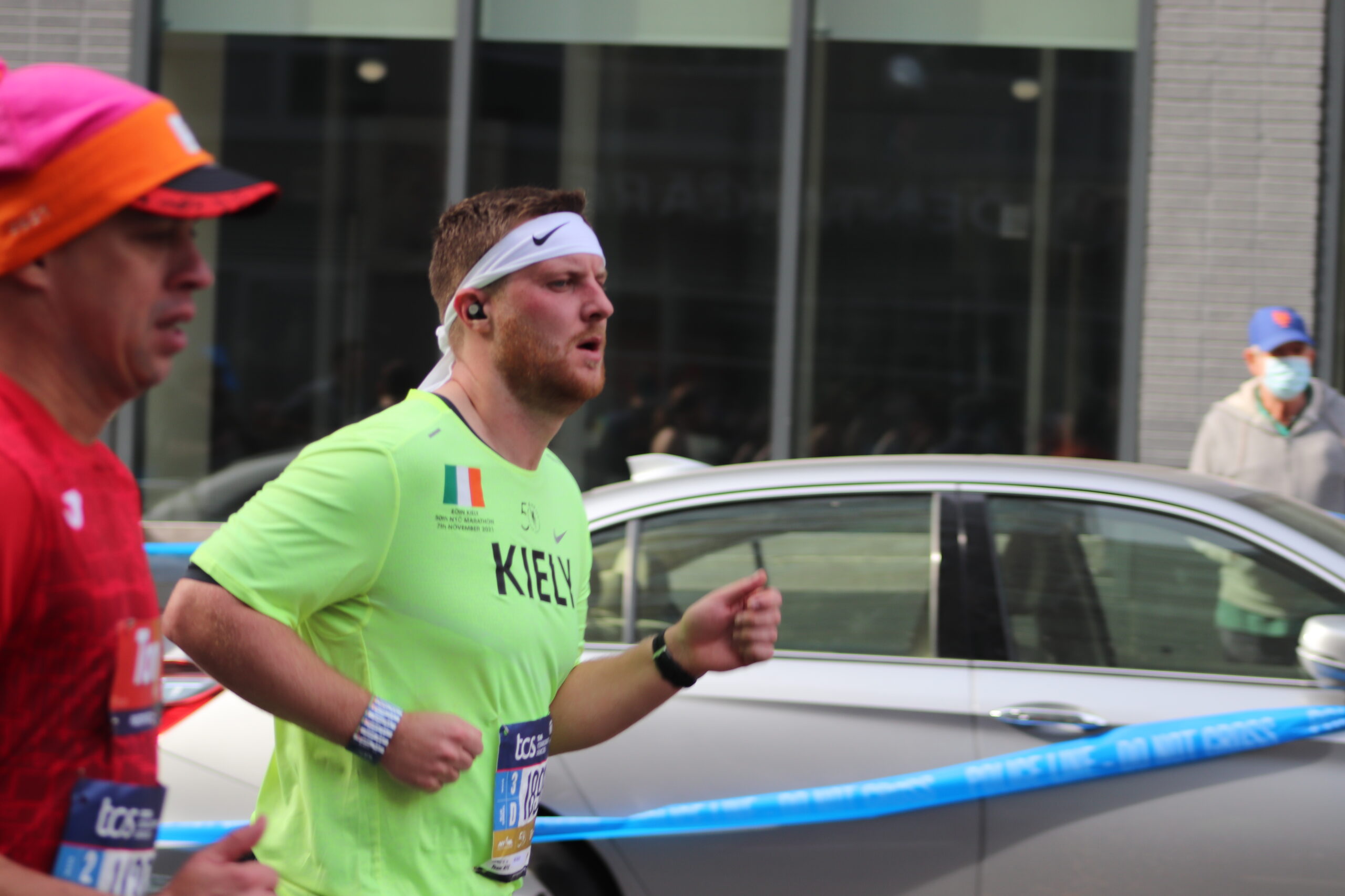 Eoin Kiely running through the Queens section of the Newe York City marathon route (Photo by Michael Dorgan, The Long Hall Podcast)