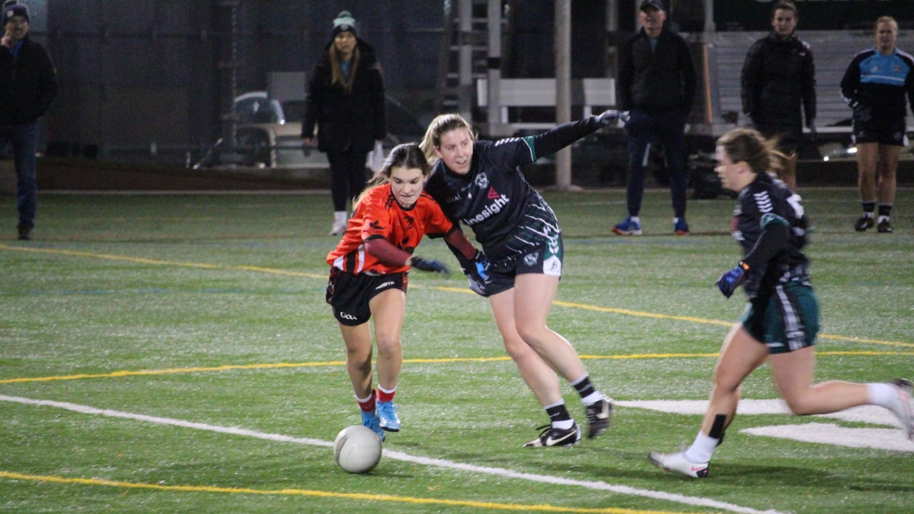 Heather Woods and Maryann Gormley battle for the ball (Photo by Pete Dwyer)