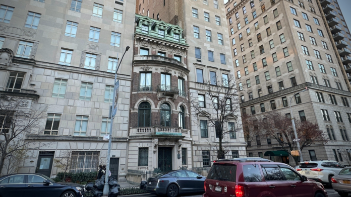 The American Irish Historical Society building on Fifth Avenue (Photo by Michael Dorgan)